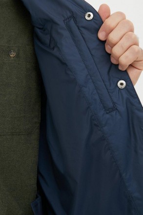 Утепленная куртка мужская. Модель прямого свободного кроя, с застежкой на кнопка. . фото 8
