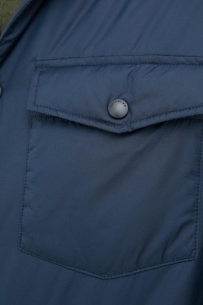 Утепленная куртка мужская. Модель прямого свободного кроя, с застежкой на кнопка. . фото 7
