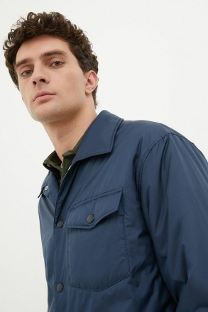 Утепленная куртка мужская. Модель прямого свободного кроя, с застежкой на кнопка. . фото 6