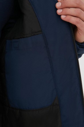 Утепленная мужская куртка. Молодежная модель прямого кроя, с застежкой на молнии. . фото 8