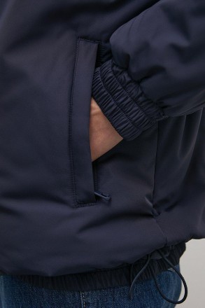 Демисезонная женская куртка прямого кроя. Основной материал — плотная плащ. . фото 8
