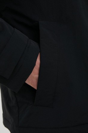 Утепленная мужская куртка. Классическая модель прямого кроя с застежкой на молни. . фото 8