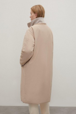 Утепленное женское пальто прямого кроя на молнии. Модель - свободная не сковывае. . фото 6