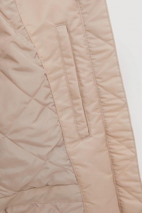 Утепленная женская куртка на молнии. Приталенная модель, дополнена несъемным кап. . фото 8
