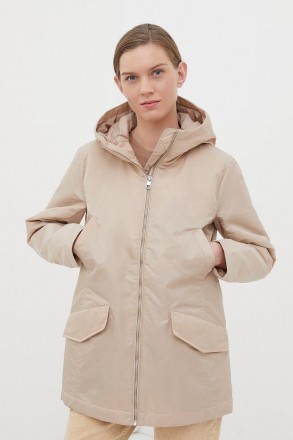 Утепленная женская куртка на молнии. Приталенная модель, дополнена несъемным кап. . фото 2