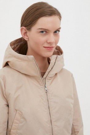 Утепленная женская куртка на молнии. Приталенная модель, дополнена несъемным кап. . фото 6