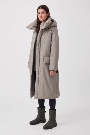 Утепленное женское пальто. Двубортная модель с застежкой на молнии, силуэт - тра. . фото 4