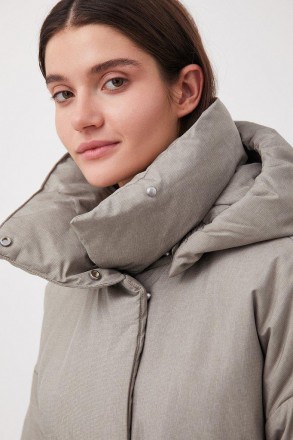 Утепленное женское пальто. Двубортная модель с застежкой на молнии, силуэт - тра. . фото 6