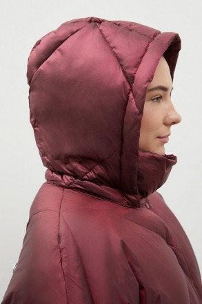 Пуховое женское пальто на молнии с съемным капюшоном. Модель oversize, прямого с. . фото 7
