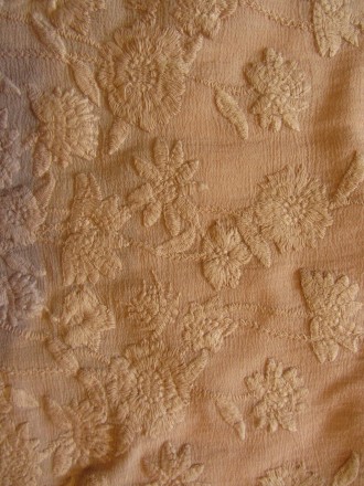платье батистовое, на подкладе, очень романтичное. по подолу вышивка в тон ткани. . фото 4