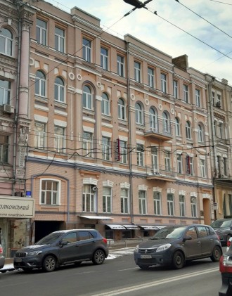 Предлагается к продаже отдельно стоящее здание (фасад) в центре г. Киев.
Площад. Голосеевский центр. фото 3