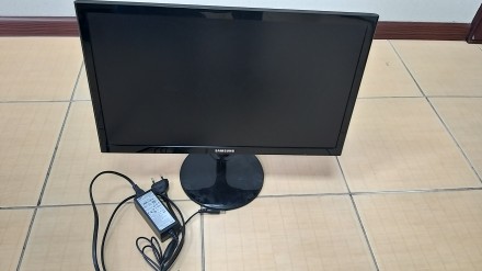 В наличии 4-и монитора Samsung S19F350HNI. 
Использовались только в офисе для р. . фото 3