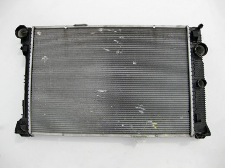 
Дефектный радиатор охлаждения двигателя A2045003703Отломаны нижние крепления!!!. . фото 2