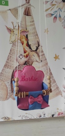 На подушке надпись Barbie выполнена машинной вышивкой на самом современном обору. . фото 7