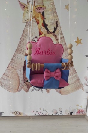 На подушке надпись Barbie выполнена машинной вышивкой на самом современном обору. . фото 4