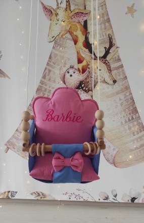 На подушке надпись Barbie выполнена машинной вышивкой на самом современном обору. . фото 2