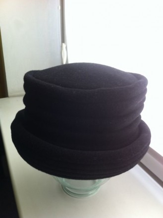 Екстравагантна жіноча шапка з маленькими полями з м'якої пухнастої італійсь. . фото 3