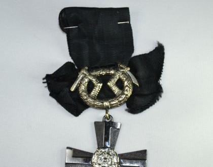 Крест 4-го класса ордена Креста Свободы с мечами на чёрной ленте с бантом.
Он в. . фото 4