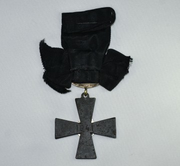 Крест 4-го класса ордена Креста Свободы с мечами на чёрной ленте с бантом.
Он в. . фото 3