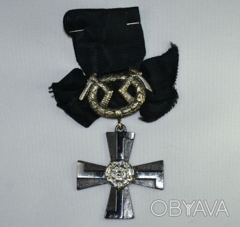 Крест 4-го класса ордена Креста Свободы с мечами на чёрной ленте с бантом.
Он в. . фото 1