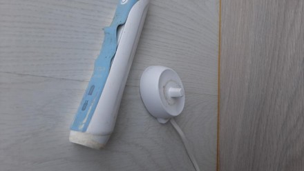 Электрическая зубная щетка Braun (Германия)

без насадки. . фото 3