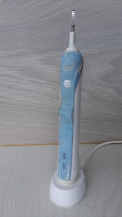 Электрическая зубная щетка Braun (Германия)

без насадки. . фото 2