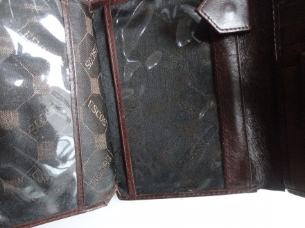 Мужское кожаное портмоне Escos, с декоративным покрытием

Кожаный, с глянцевым. . фото 5