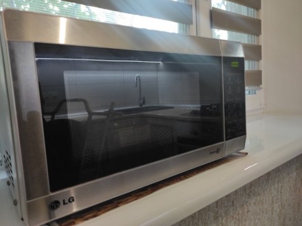 Продается микроволновая печь с грилем LG MH6042U с грилем в очень красивом метал. . фото 3