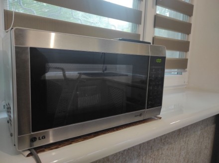 Продается микроволновая печь с грилем LG MH6042U с грилем в очень красивом метал. . фото 2