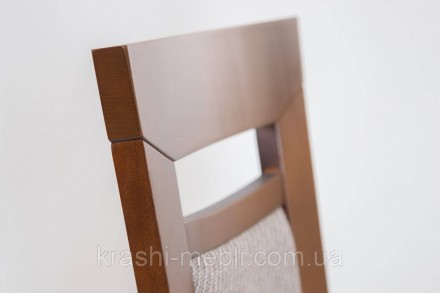 Деревянный обеденный кухонный стул с мягким сидением и спинкой, обитыми тканью.
. . фото 3
