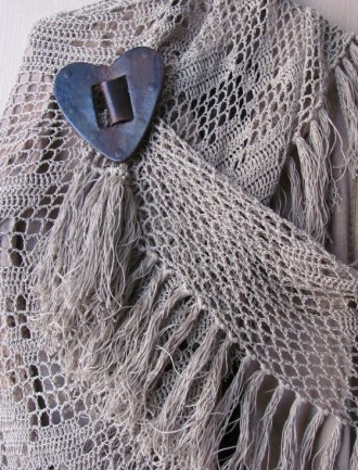 Платок-шаль на плечи вязаный филейной вязкой из льна с шелком ширина170см, длина. . фото 2