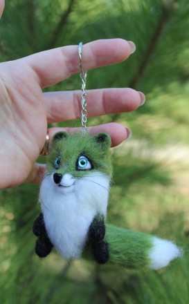 Зелена лисичка брелок  іграшка валяна з натуральної вовни.  Висота 9 см, хвост 9. . фото 2