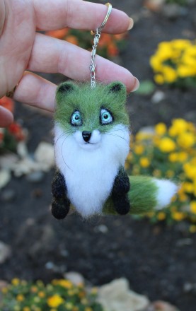Зелена лисичка брелок  іграшка валяна з натуральної вовни.  Висота 9 см, хвост 9. . фото 12