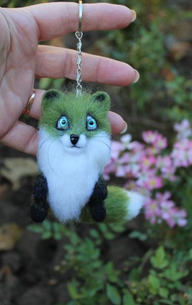 Зелена лисичка брелок  іграшка валяна з натуральної вовни.  Висота 9 см, хвост 9. . фото 8