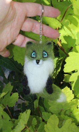 Зелена лисичка брелок  іграшка валяна з натуральної вовни.  Висота 9 см, хвост 9. . фото 10