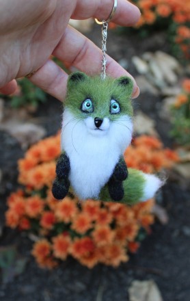 Зелена лисичка брелок  іграшка валяна з натуральної вовни.  Висота 9 см, хвост 9. . фото 7