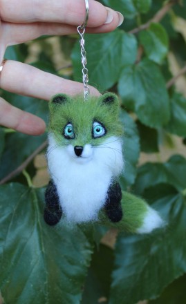 Зелена лисичка брелок  іграшка валяна з натуральної вовни.  Висота 9 см, хвост 9. . фото 9