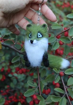 Зелена лисичка брелок  іграшка валяна з натуральної вовни.  Висота 9 см, хвост 9. . фото 3