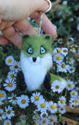 Зелена лисичка брелок  іграшка валяна з натуральної вовни.  Висота 9 см, хвост 9. . фото 6