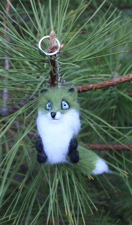 Зелена лисичка брелок  іграшка валяна з натуральної вовни.  Висота 9 см, хвост 9. . фото 11