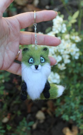 Зелена лисичка брелок  іграшка валяна з натуральної вовни.  Висота 9 см, хвост 9. . фото 13