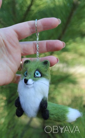 Зелена лисичка брелок  іграшка валяна з натуральної вовни.  Висота 9 см, хвост 9. . фото 1