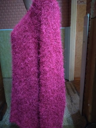 Женский мягкий большой свитер малинового цвета. Длина спереди 65 см, сзади 73см.. . фото 3