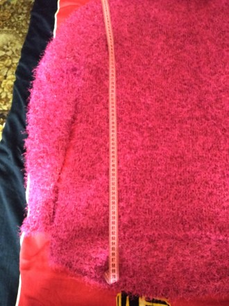 Женский мягкий большой свитер малинового цвета. Длина спереди 65 см, сзади 73см.. . фото 6