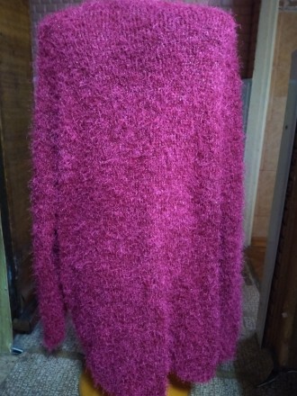 Женский мягкий большой свитер малинового цвета. Длина спереди 65 см, сзади 73см.. . фото 4