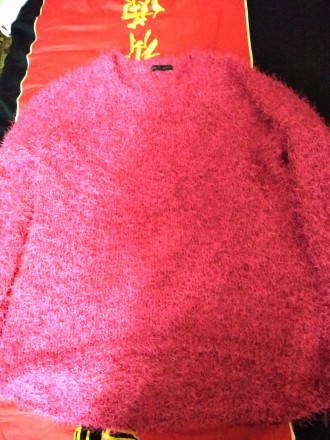 Женский мягкий большой свитер малинового цвета. Длина спереди 65 см, сзади 73см.. . фото 5