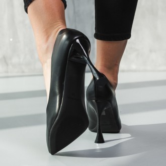 Жіночі туфлі чорні Dixie 3723
Туфлі жіночі виконані зі штучної шкіри. Модель аку. . фото 3