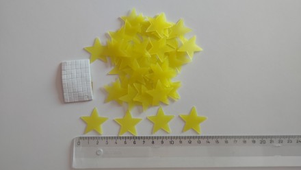 Размер звёздочки : 3 х 3 см
Комплект состоит 50 звезд и 50 двухстороннего скотч. . фото 2
