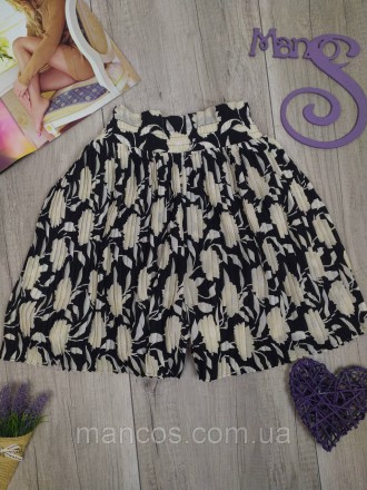 Черно-кремовые плиссированные шорты-бермуды Zara с цветочным принтом
Состояние: . . фото 3
