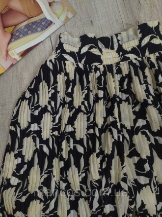 Черно-кремовые плиссированные шорты-бермуды Zara с цветочным принтом
Состояние: . . фото 4